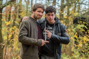 Tři poldové a nemluvně 01. Komediální seriál s detektivními zápletkami, který vypráví o policajtské rodině z malého města.