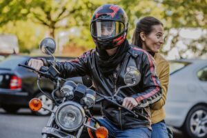 Tři poldové a nemluvně 03. Komediální seriál s detektivními zápletkami, který vypráví o policajtské rodině z malého města.